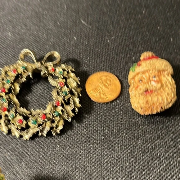 Vintage Christmas assortment-3pr clip on earrings; 1 Santa pin;1 wreath pin - Picture 8 of 8